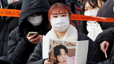 Cepheye gönderilen şarkıcıyı görmek için saatlerce dondurucu soğukta beklediler