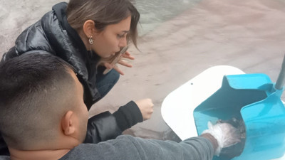 Sağanak yağmurda kalan fareye kalp masajı yaptı