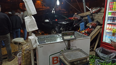 Direksiyon hakimiyetini kaybetti markete daldı: 2 yaralı