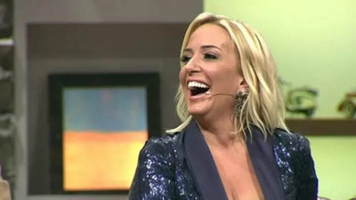 Üniversitede Saba Tümer izdihamı. Ünlü sunucuyu izlemek için binlerce genç sıraya girdi