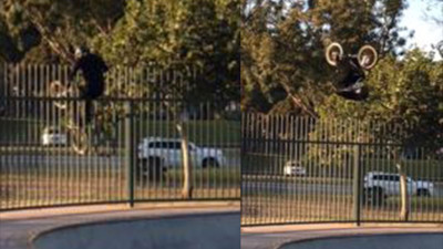 Bisikletiyle parktaki demir parmaklıklara saplandı