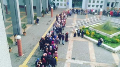 'Fakirlik edebiyatı yapılıyor' diyen AKP'li Canikli'nin memleketinde vatandaşlar yardım kuyruğuna girdi