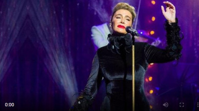 İki hafta önce babasını kaybeden şarkıcı Sıla, konserinde sevenleriyle dertleşti