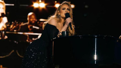 Ünlü İngiliz şarkıcı Adele konseri sırasında itiraf etti: Günde beş kez...