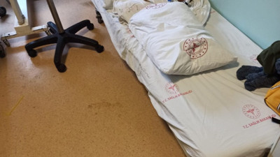 Hatay'da bir aylık bebek yerde tedavi edildi. Vatandaşlar ''Suriyeli olmadığımız için mi'' diye isyan etti