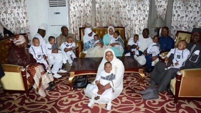 Tek seferde 9 çocuk dünyaya getirdi