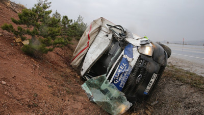 Tokat'ta büyükbaş hayvan taşıyan kamyonet devrildi, 2 kişi yaralandı