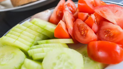 Birlikte tüketilen domates ve salatalığın gizli tehlikesi. Öğrenince asla yapmayacaksınız