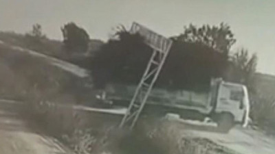 Kamyon tek hamleyle köy yolunu değiştirdi