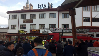 Benzinle çatıya çıktı, polis ikna etti