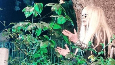 Ünlü şarkıcı Zerrin Özer mezarlıkta şarkı söyledi ortalık karıştı. Hayranları ikiye bölündü