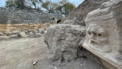 Antik kentte yunus başlı koltuklar bulundu