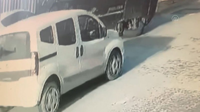 Ümraniye'de hafif ticari araca çarpan cip devrildi. Kaza anı kamerada