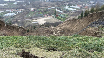 Karabük Üniversitesi'nde heyelan: 50 metrelik alanda çökme