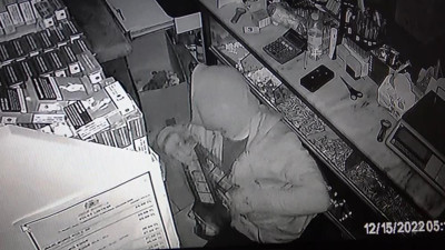 Fare gibi girdiği marketi soydu