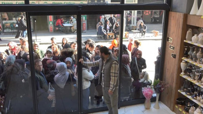 İndirim yapılan mağazada izdiham