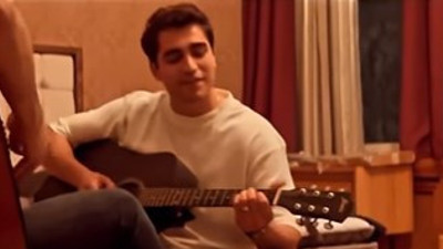 Yalı Çapkını şarkı söyledi. Genç kızlar birbirine girdi