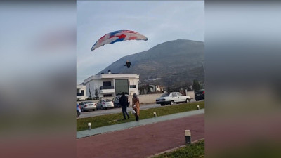 Paraşütçü inişe geçtiği sırada 20 metre yükseklikten böyle düştü