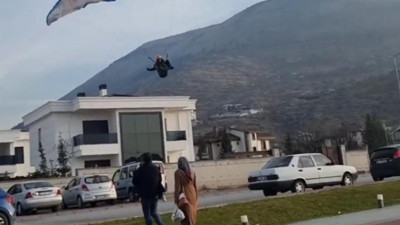Paraşütçü 20 metre yükseklikten zemine çakıldı
