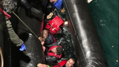 İnsan kaçakçıları Avrupa’da cirit atıyor! Polisin gözü önünde her gece yüzlerce kaçak göçmeni botlara bindiriyorlar