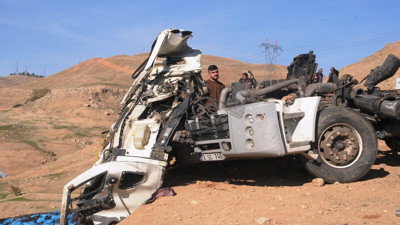 Şırnak’ta tır şarampole devrildi:2 yaralı
