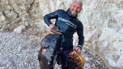 Koruma altındaki Orfoz balığını öldürüp poz verdi. Ne büyük avcısınız. Başın göğe mi erdi yani...