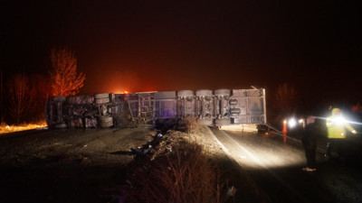 Lambri yüklü tır devrildi