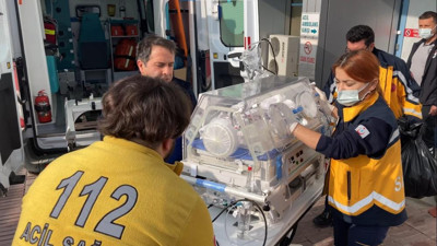 Yeni doğan bebeği buz gibi havada sokağa attılar