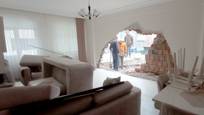 Silivri'de bina yıkımı sırasında bitişik binada hasar oluştu