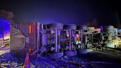 Bariyerleri aşan TIR karşı şeride devrildi: 1 ölü
