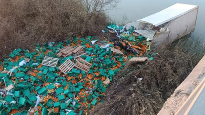 Meyve yüklü kamyon dereye uçtu sürücü kurtarılamadı