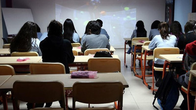 Bingöl'de Anadolu Lisesi'nde kızlı erkekli eğitime son verildiği ortaya çıktı. Taliban da kızların üniversiteye gitmesini yasakladı