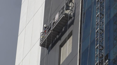 Elektrikler kesilince 2 işçi mahsur kaldı