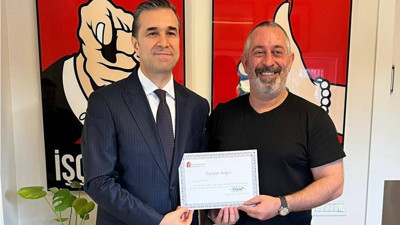 Cem Yılmaz'a vergi teşekkürü! Teşekkür belgesini İstanbul Vergi Dairesi Başkanı takdim etti