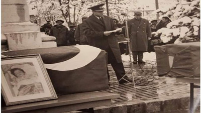 Kıbrıs'ta Rumların eşini ve 3 çocuğunu katlettiği Tabip Binbaşı'nın oğlu paylaştı. Yes be annemciler bu fotoğrafa bakın da utanın