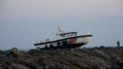 Sahil güvenlik botu kayalıklara çarptı. Yaralılar var
