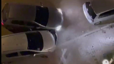 Alkollü sürücü sokaktaki otomobilleri sıraya dizdi. Park halindeki araçlara çarpıp kaçtı