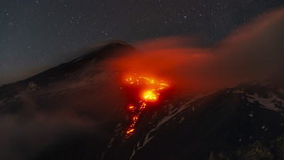 Etna Yanardağı lav ve kül püskürtüyor