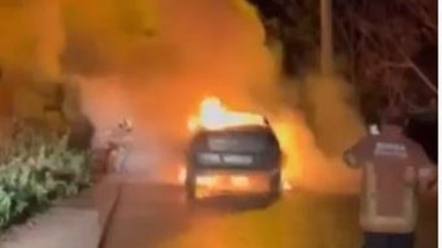 Seyir halindeki otomobil alev alev yandı