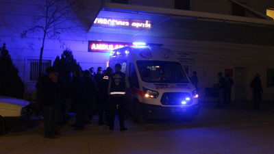 Yaba ve keserle saldırdılar