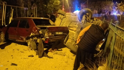 Adana'da park halindeki araca çarpan otomobil devrildi: 1 yaralı