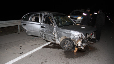 Otomobil tırın kasasına çarptı: 5 yaralı