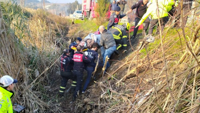 Direksiyon hakimiyetini kaybeden şoför şarampole yuvarlandı otomobil hurdaya döndü