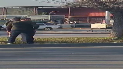 3 kişiyi tabancayla rehin aldı