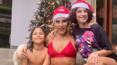 Irmak Ünal'dan bikinili yılbaşı kutlaması