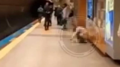 Etrafındakilere aldırış etmeden metroda tuvaletini yaptı