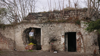 570 yıllık tarih İstanbul’un orta yerinde can çekişiyor. Her sabah kahredici manzaraya bakarak işe gidiyorlar