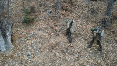 Drone ile tespit edildiler! Yüzleri gizli, atışa hazır