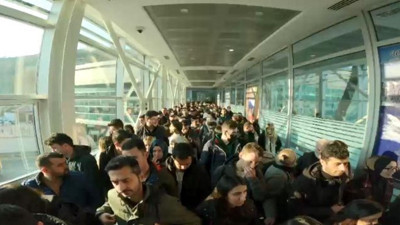 Gürcistan sınırında ucuz telefon kuyruğu. Yılbaşı öncesi binlerce Türk sınır kapısına akın etti