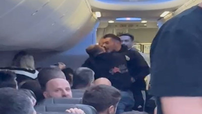 İstanbul uçağında kavga çıktı. Uçak pist başından geri döndü. Polisler uçağın içine girdi